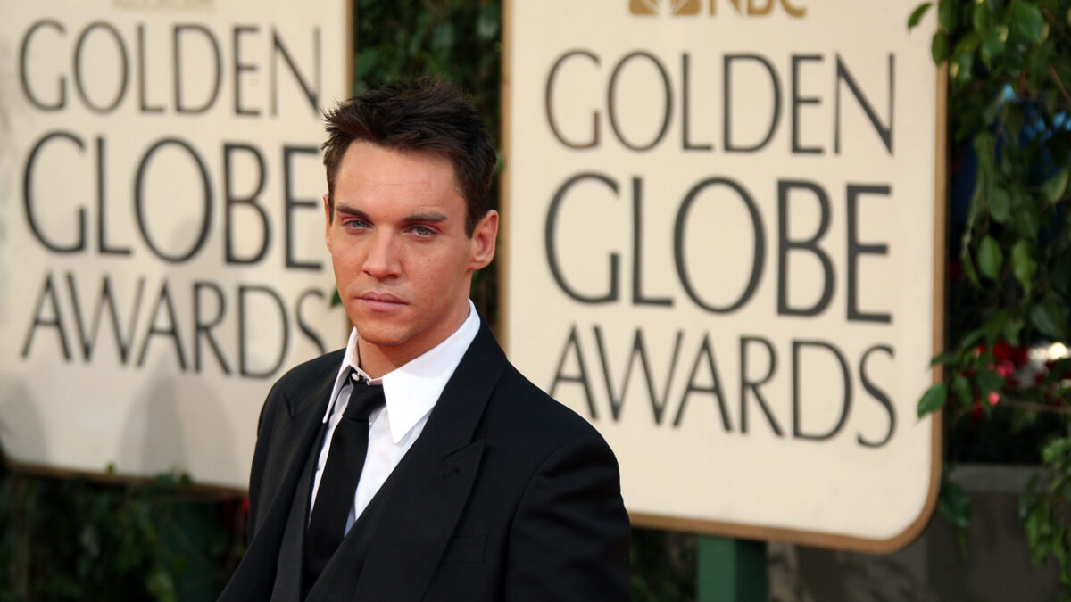 Stonewall di Roland Emmerich: ci sono anche Jonathan Rhys Meyers e Ron Perlman – via alle riprese