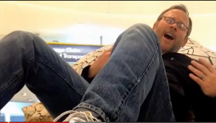 Celine Dion, All By Myself: uomo gira il video in aeroporto mentre aspetta il volo