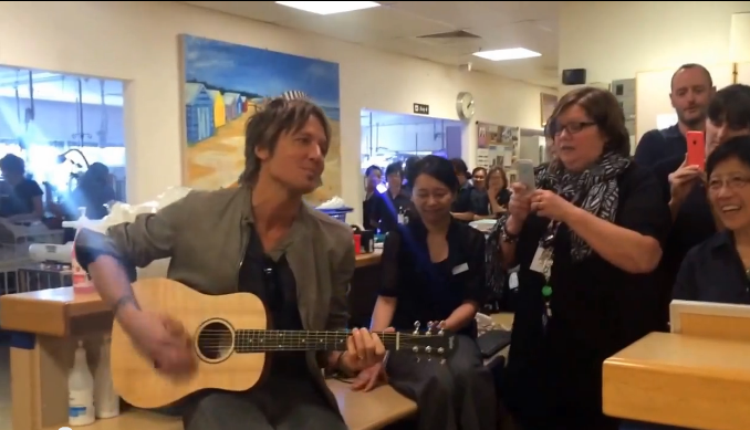 Nicole Kidman e Keith Urban, Amazing Grace al Monash Children’s Hospital (video)