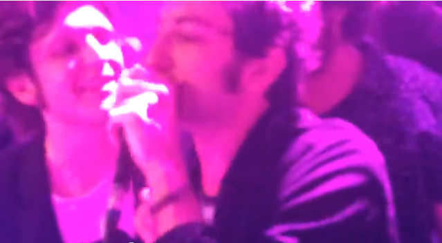 Dente e Vasco Brondi cantano Albachiara di Vasco Rossi: video
