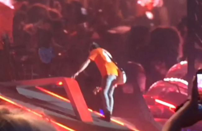 One Direction: Niall Horan e Harry Styles colpiti con oggetti lanciati dai fan (video)