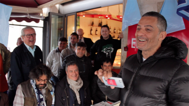 Mondiali 2014, Fiorello canta l’Inno d’Italia con i 24 azzurri di Prandelli (video)