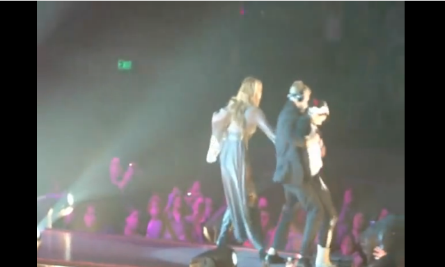Quando un fan sale sul palco durante un concerto: le reazioni video da Laura Pausini e Miley Cyrus a Lady Gaga