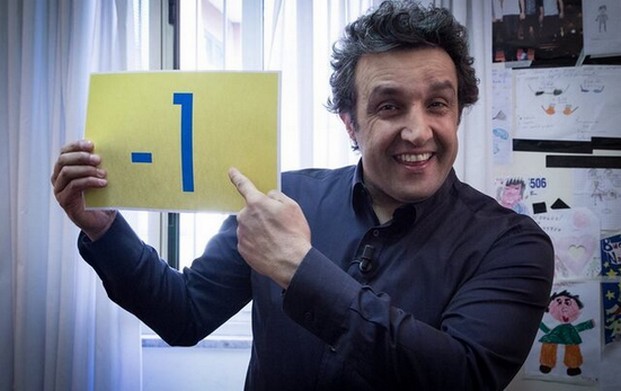 Affari tuoi, Flavio Insinna mette all’asta i cimeli della decima edizione per beneficenza