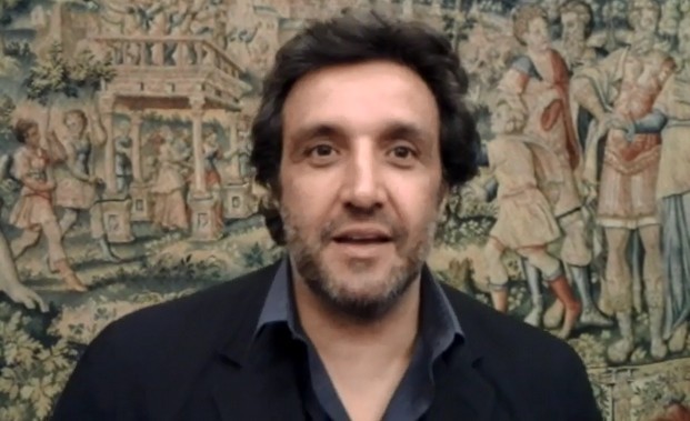 Flavio Insinna a TvBlog: “La Pista non è andato bene, per Mi è sembrato di vedere un Blob niente ansia da ascolti” (VIDEO)