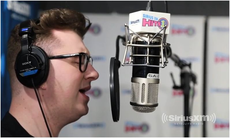 Sam Smith canta How Will I Know di Whitney Houston (video)