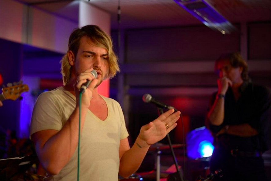 Valerio Scanu rappa in pugliese (Video)