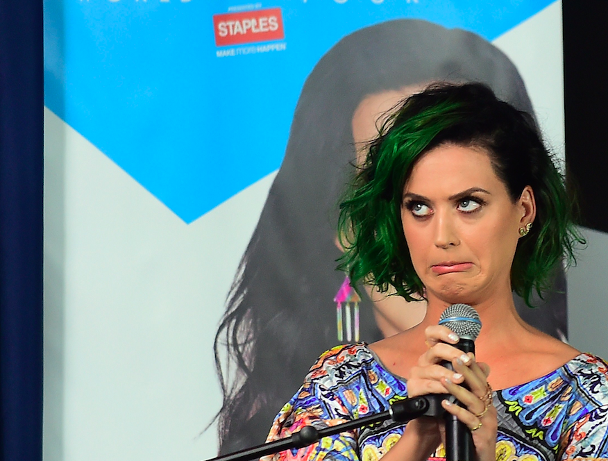 Katy Perry, Dark Horse: il playback di due fan… poliziotti (video)