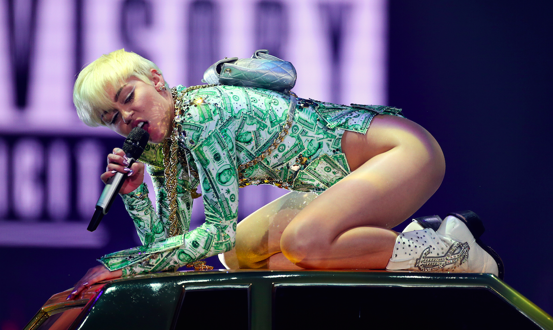 Miley Cyrus canta Summertime Sadness di Lana Del Rey (Video)