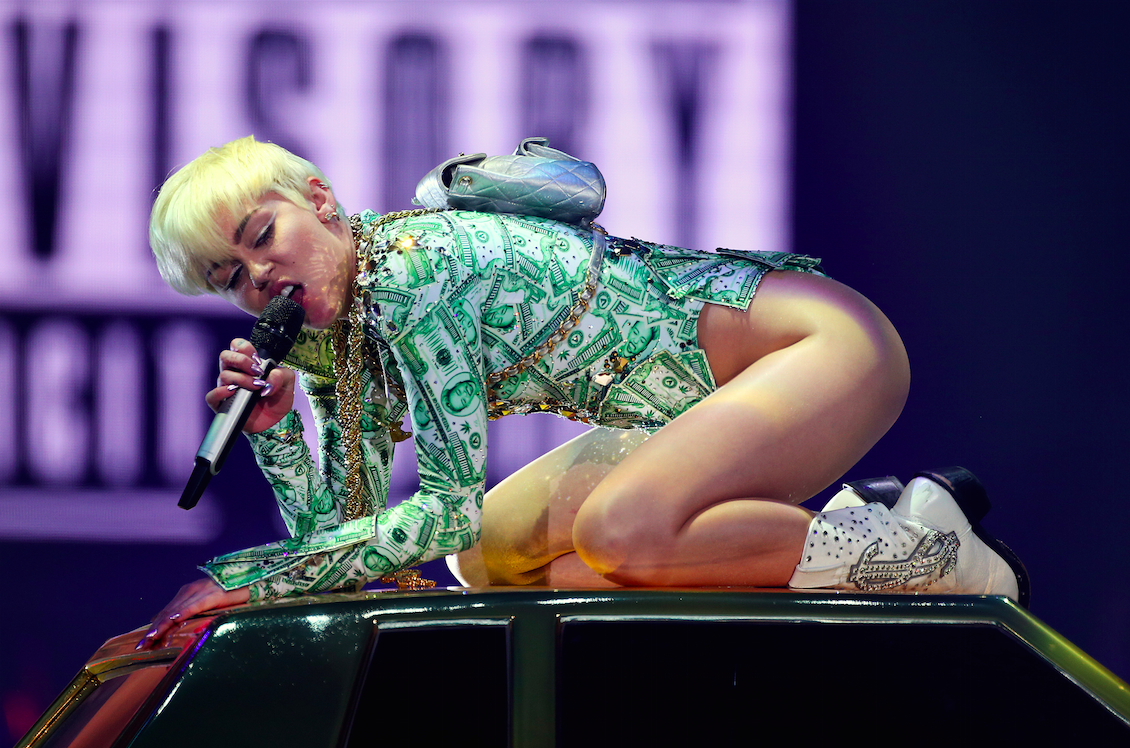 Miley Cyrus canta Summertime Sadness di Lana Del Rey (Video)