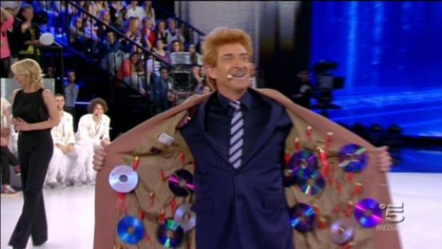 Mediaset strapaga Bonolis, Scotti e De Filippi perché i Chiambretti e i Luca e Paolo non sono star? Greggio in calo