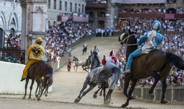Palio di Siena 2 luglio 2014 in tv in diretta su Rai 2: vince il Drago