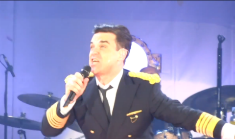 Robbie Williams cade dal palco e rompe il braccio a una fan (video)