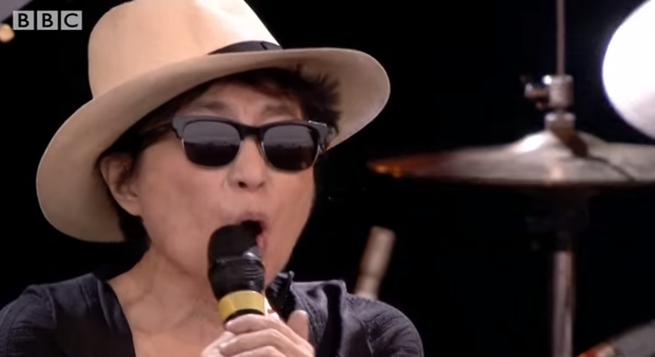 Glastonbury 2014, Yoko Ono urla a caso sul palco. O forse canta (Video)