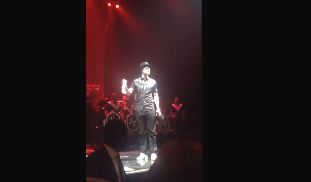 Justin Timberlake, fan lancia un paio di mutandine sul palco (video)