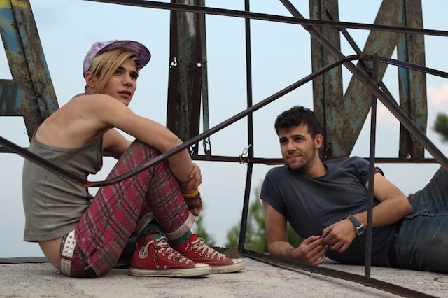 Pazza Idea – Xenia: trailer e poster italiano di una tragedia pop dell’immigrazione