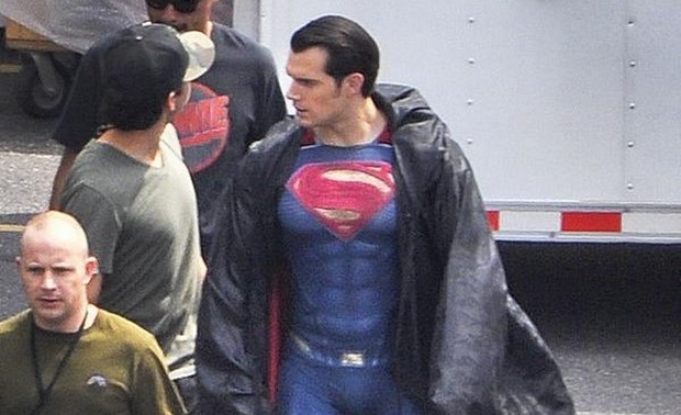 Batman v Superman: Ice Bucket Challenge per Henry Cavill e Amy Adams sul set del film