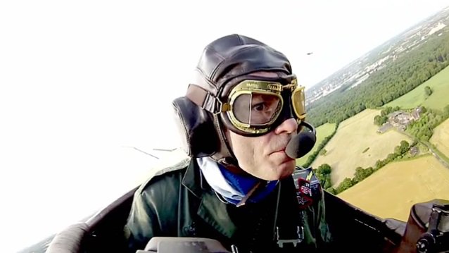 Bruce Dickinson sorvola il Sonisphere Festival con un aereo della Prima Guerra Mondiale (video)