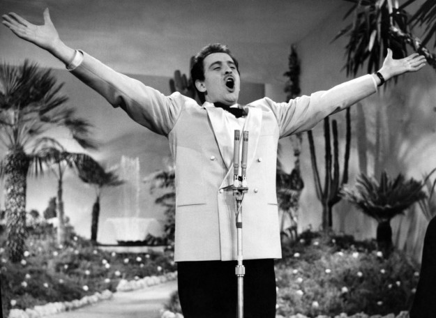 Domenico Modugno vent’anni dalla sua morte: il ricordo di Mr Volare tra Sanremo e Grammy Awards