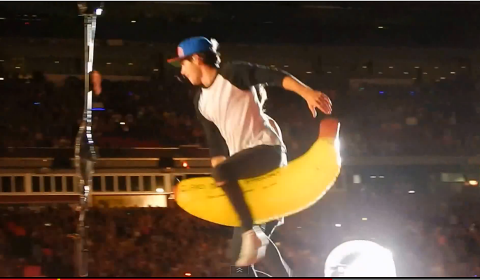 One Direction, Niall Horan inciampa e cade su una banana gonfiabile (video)