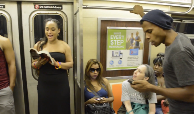 Il Re Leone, il cast di Broadway e il flash mob in metro a New York (video)