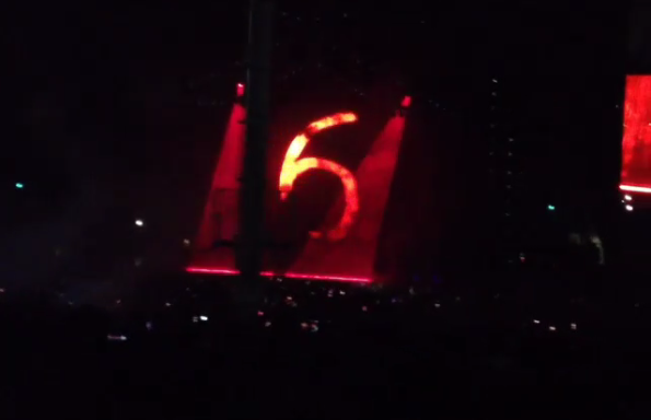 Drake paragona Rihanna al diavolo? Il web si interroga sul 666 apparso in concerto (video)