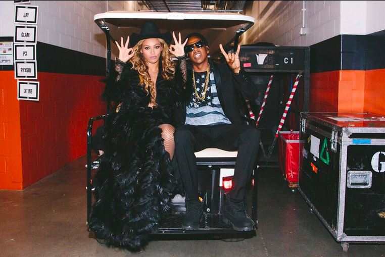 Beyoncé e Jay Z, rissa al concerto: folle stacca il dito di un fan a morsi