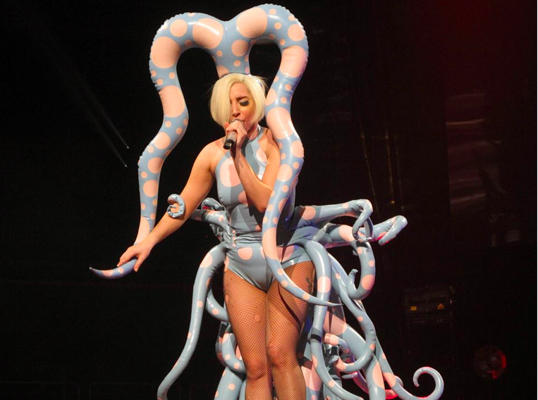 Lady Gaga vomita (davvero) sul palco cantando Swine [Video]