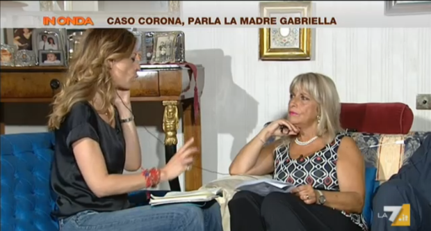 In onda, Marco Travaglio appoggia la mamma di Fabrizio Corona: “C’è sproporzione con Berlusconi”