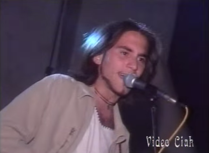 Giuliano Sangiorgi a 17 anni canta Cuori in Tempesta di Nek (Video)