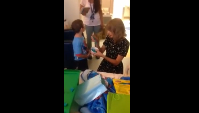 Taylor Swift canta per un bambino malato all’ospedale pediatrico di Boston (video)