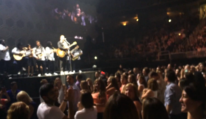 Justin Timberlake in concerto canta Happy Birthday a un bambino autistico (insieme a 25.000 persone) Video