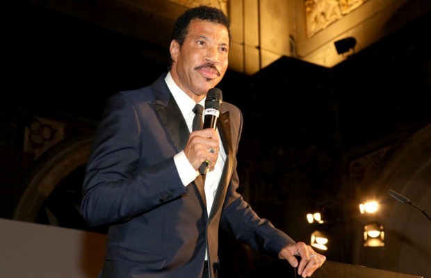 Lionel Richie non scommette su Miley Cyrus e Justin Bieber: “Abbiamo un mainstream fatto da dilettanti”