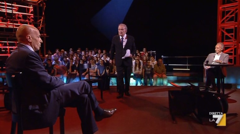 Servizio Pubblico: Santoro lo manda in onda dopo le 23.30, è lite con Travaglio?