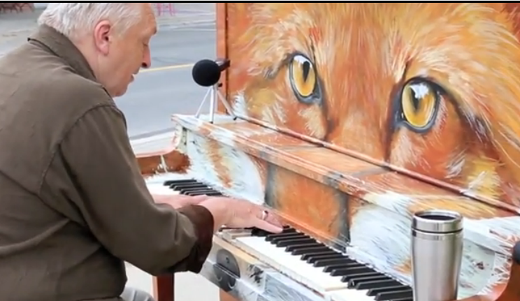 Say Something, la cover al pianoforte di un artista di strada (video)