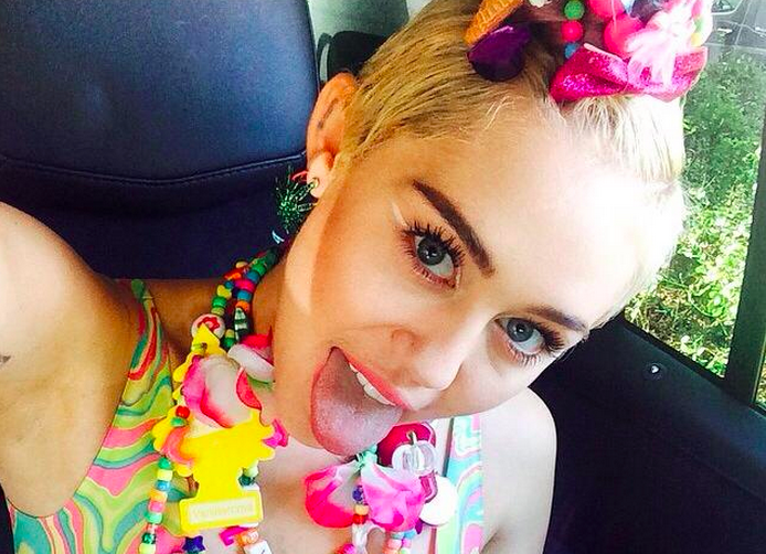 Miley Cyrus canta Baby I’m Gonna Leave You dei Led Zeppelin (Video)