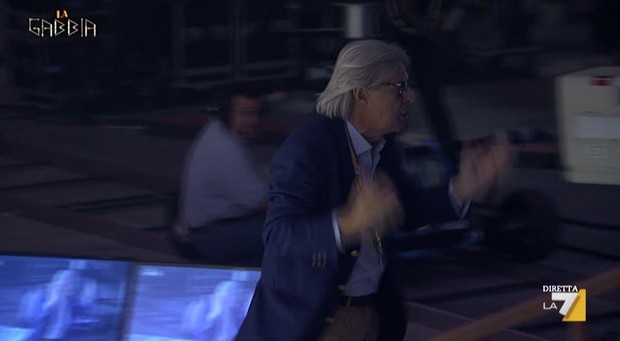 La Gabbia, Paragone ospita Razzi per un talk sulla prostituzione. Sgarbi: “Hai rotto il ca**o, tu e la tua trasmissione di merd*” (VIDEO)