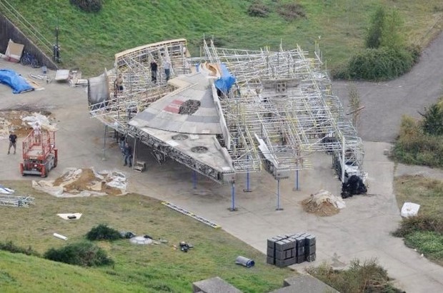Star Wars 7: nuove foto dal set con Millennium Falcon e X-Wing