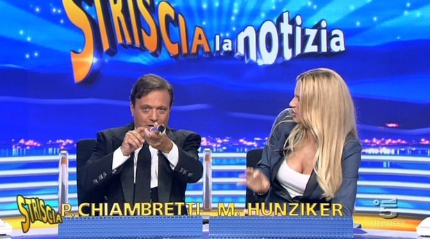 Striscia la Notizia, Piero Chiambretti riesce a smarcarsi dalla rigidità del programma. E’ il conduttore più adatto