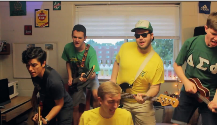 Taylor Swift, Shake it off:  Delta Sigma Phi invitata al concerto dalla cantante per il video playback