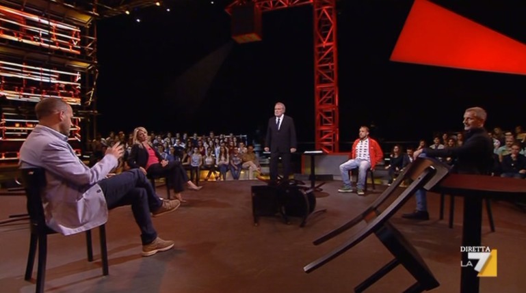 Servizio Pubblico 2014: Santoro si butta sulla cronaca, riporta le persone comuni sul palco e confina il talk politico alla seconda serata