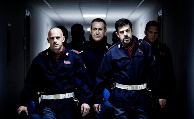 Stasera in tv, 30 ottobre 2014: Che Dio ci aiuti, A.C.A.B., Virus, Servizio Pubblico