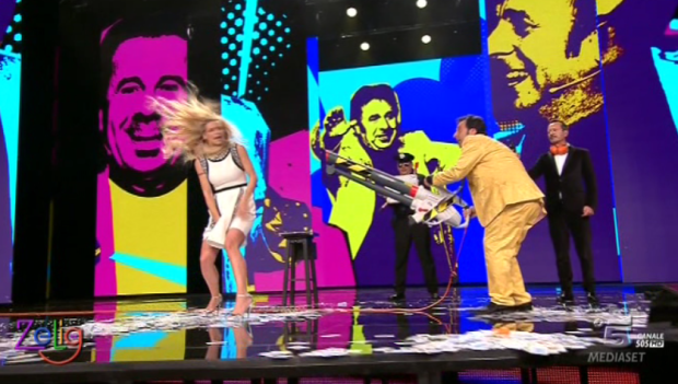 Zelig 2014, 18 anni e sembrare il gemello di Colorado. Dopo 11 anni Michelle “si fa sollevare la gonna” e canta in playback
