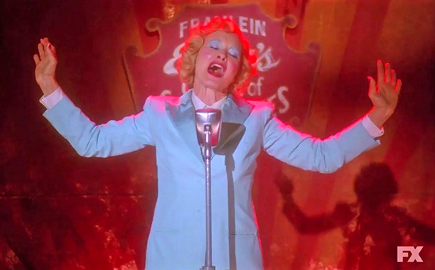 American Horror Story Freak Show: Jessica Lange canta Life on Mars (video)