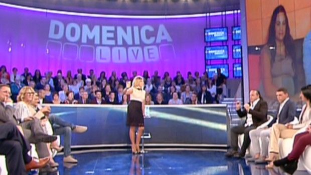 Domenica Live: i giovani di oggi tra prediciottesimi e dipendenze dall’alcol in un talk surreale