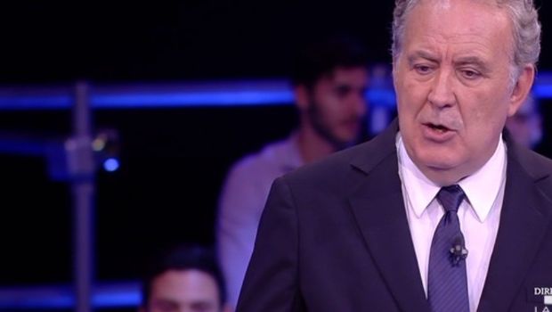 Servizio Pubblico stasera: Paolo Villaggio ospite di Santoro per rincorrere Virus