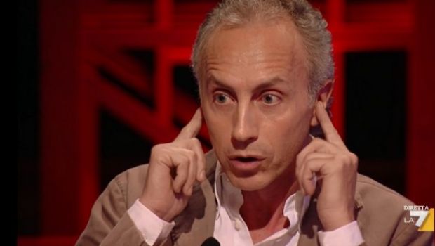 Servizio Pubblico, Marco Travaglio: “Sono andato via per evitare rissa. In talk show cosa rimane del giornalismo?”