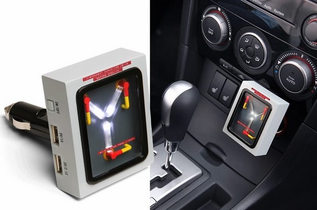 Ritorno al futuro gadget: replica life-size, caricatore USB e t-shirt del “Flusso canalizzatore”