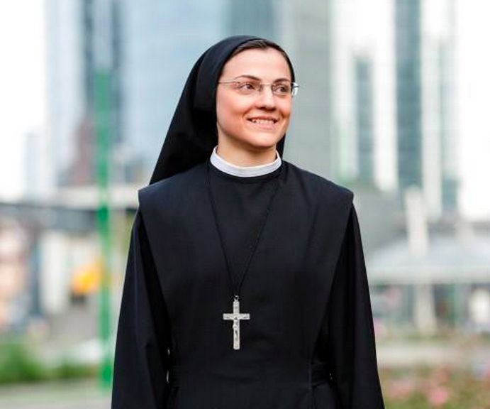 Sister Cristina, Like a Virgin è il nuovo singolo (Video, testo e traduzione)