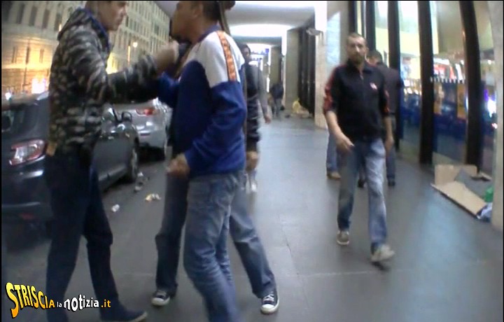 Striscia La Notizia: Gimmy Ghione e la sua troupe aggrediti da 4 persone alla stazione Termini di Roma (foto)